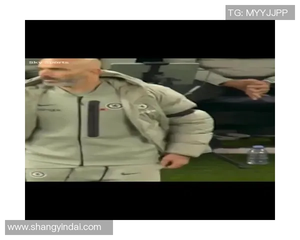 足球明星遭遇意外撞击瞬间反应引发球迷热议与媒体关注