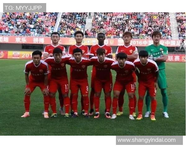 重庆篮球队在世界杯预选赛积分榜上以99分高居榜首展现强劲实力